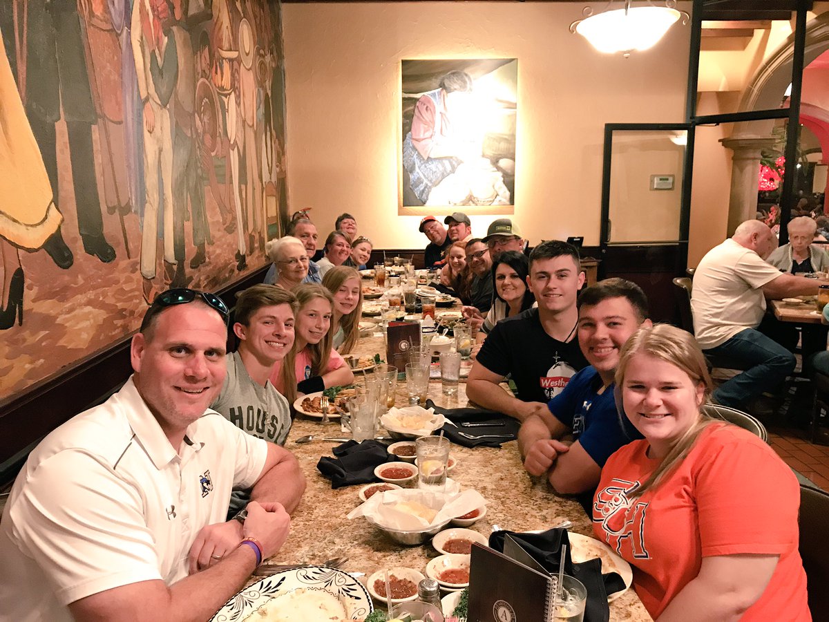rxoprealtor's tweet photo. Enjoying a great meal with great company! #NeedvilleStrength #NeedvillePowerlifting https://t.co/VeCpcUR275
