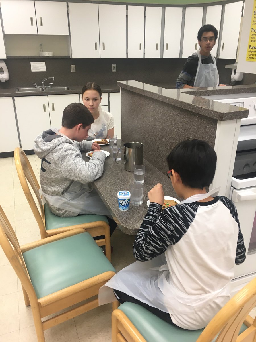 AmandaLFay's tweet photo. Homemade cookie bars on Mondays cooking class with @ISD719CommEd  kiddos! They were a BIG hit!! @ISD719Wave @isd719 #kidscook #kidchefs #weareplsas #communityeducation @skuznetsov84 https://t.co/v6rcbTGBJ4