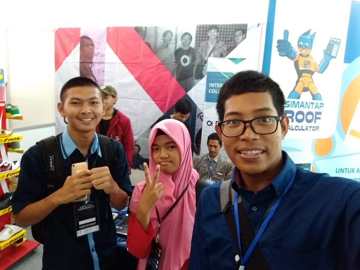 BlankOnLinux's tweet photo. Meet BlankOn in LibreOffice Conference - Politeknik Elektronika Negri Surabaya 👍
#blankonlinux #blankon #blankonLOCI https://t.co/plFFMwX9TI