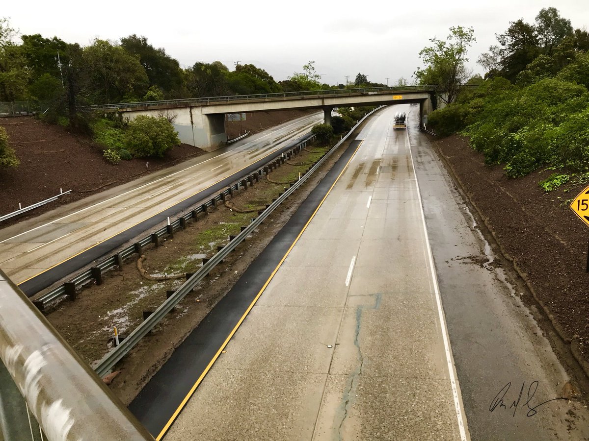760Info's tweet photo. #US101 stayed open durning #STM4. @CaltransD5 and @CHP_SantaBarb stayed on top of making sure it was clear of any debris. #SantaBarbara #FireOES #CityofSantaBarbara #SantaBarbaraCity #CAStorm #Montectio #Carpinteria @SBCityOES @RyderChristNews @CHP_SantaBarb @MichelBrewer https://t.co/zOnIJFbmCZ
