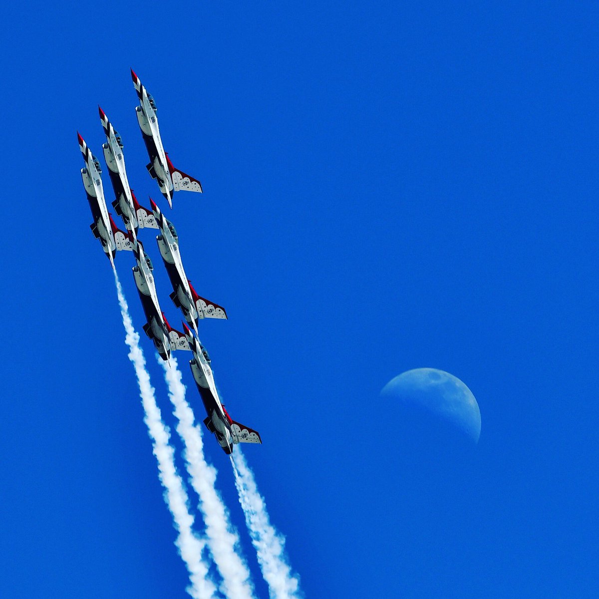 The #AFThunderbirds fly past the #waxingcrescentmoon at #MLBairshow on Friday