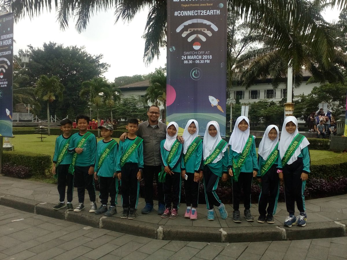 Ikut berartipasi dalam global ceremoni Earth Hour <a href="/EHbdg/">Bandung Bijak Energi</a> <a href="/EHindonesia/">Earth Hour Indonesia</a> <a href="/SDNCipadung03/">SD Negeri Cipadung 3</a> @dlhk_kotabdg <a href="/dlhjabar/">DLH Jawa Barat</a> <a href="/ridwankamil/">Ridwan Kamil</a> @hero_bandung