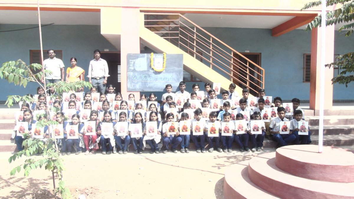 yuva_brigade's tweet photo. #BhagathForUnity
#Toranagallu
Yuva Brigade paid tribute to Bhagat Singh, Sukhdev and Rajguru along with students of school on the occasion of #ShaheedDiwas at Toranagallu of Ballari District yesterday. https://t.co/F9Va5EXAwx