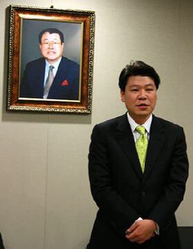 장제원 부친 장성만은 목사 출신이다.
장성만의 변천사를 보면
목사=> 선교 재단기금으로 사학 설립=> 민정당 국회의원=> 60억(현 600억 가량)횡령 후 일부는 장제원 등 자식에게 재산 상속=> 아들 장제원에게 지역구 상속

언제까지 이런 개같은 인간들한테 지배를 받아야 하나?