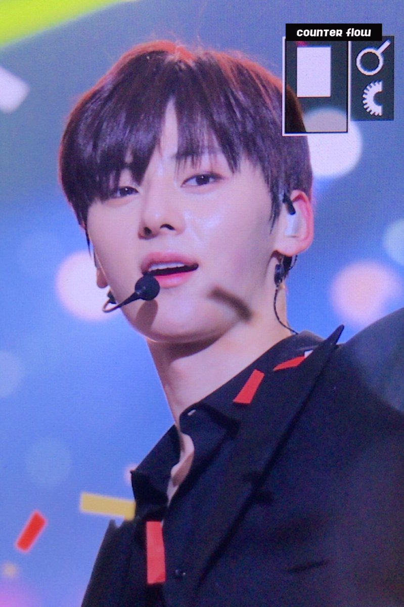 counterflow89's tweet photo. 180323 칠레 뮤직뱅크 황민현 너무 좋아................. #워너원 #황민현 #minhyun #wannaone #musicbankchile https://t.co/XKHsC3R0i5