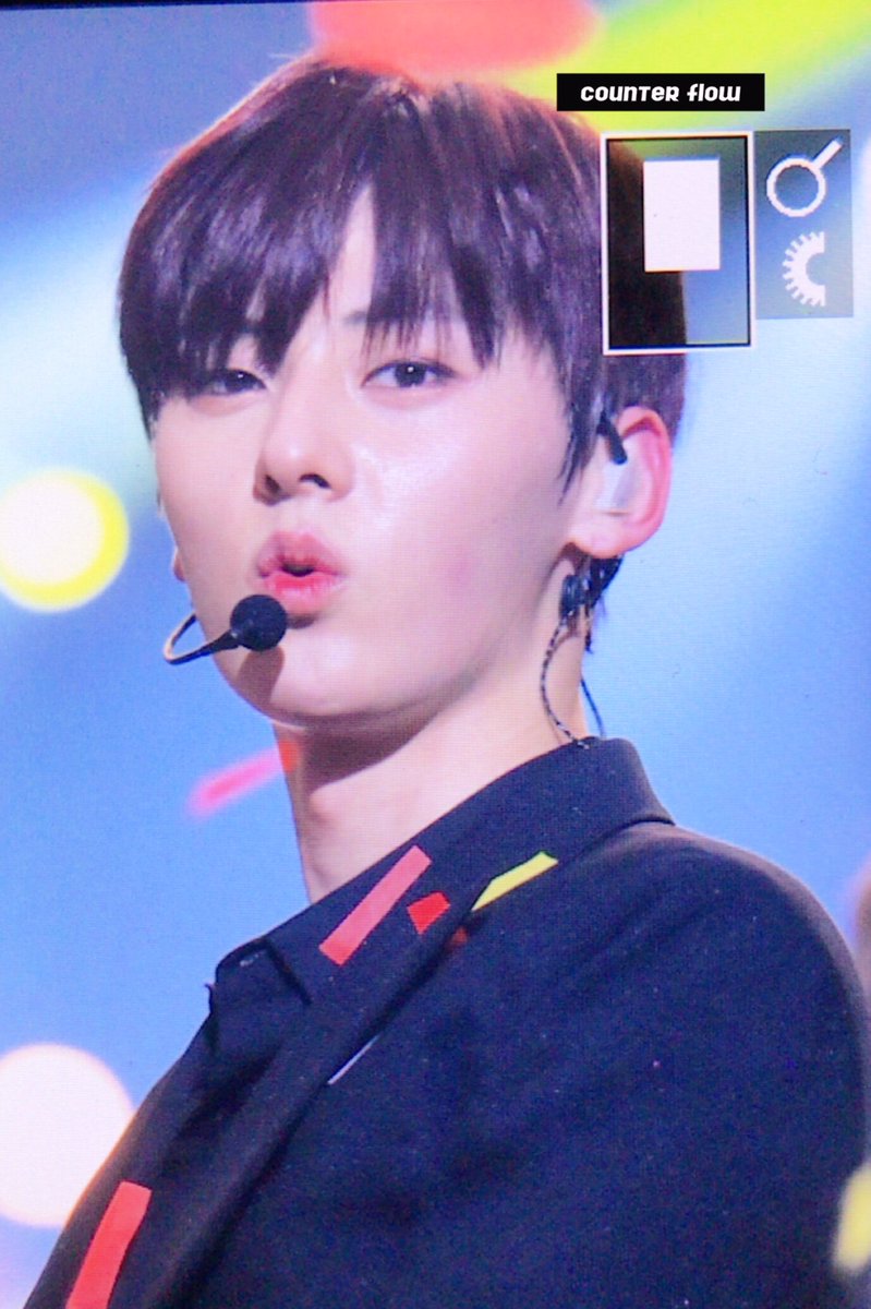 counterflow89's tweet photo. 180323 칠레 뮤직뱅크 황민현 너무 좋아................. #워너원 #황민현 #minhyun #wannaone #musicbankchile https://t.co/XKHsC3R0i5