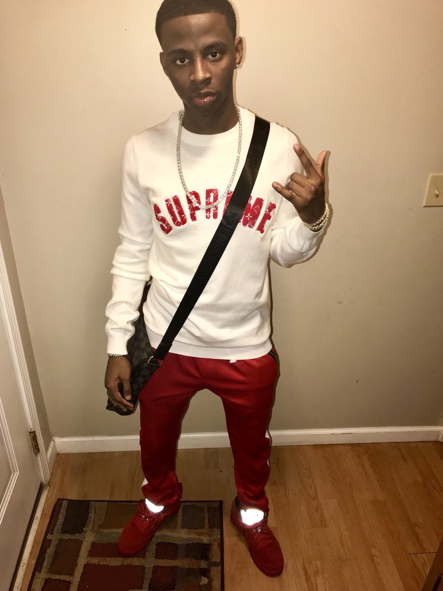 I_BALL2's tweet photo. Bitch I’m Dripping Sauce yea i got da Recipe 💦💰 https://t.co/cRAZLrbDKv