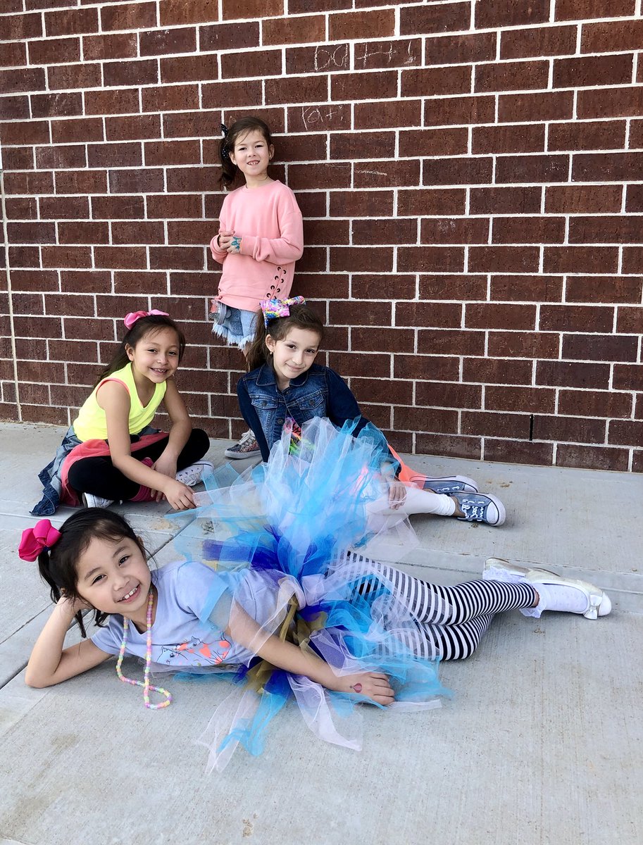 Today I look over and see these friends relaxing at recess. Perfect 80’s attire for the day! 😊 I love the happiness they had from our amazing day! #FBFfestival #ExploreWells
