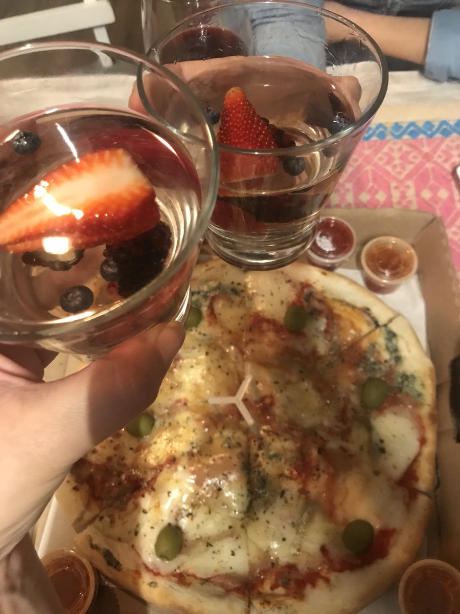 arelyMeGa's tweet photo. Wow con @ComedorLucerna 😍💕👌 que me mandaron esto a casa 
Pizza, gin y postre #gracias #elmejor #coloniajuarez #comedorlucerna https://t.co/KadXth4e5K