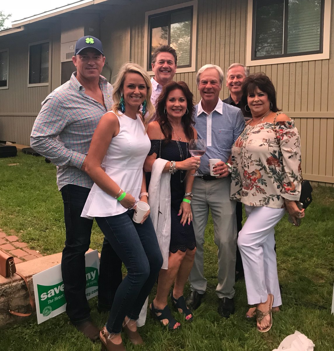 What a great evening at the @savemuny party! Such a great cause and always fun when your group pic gets photobombed by a legend! 🤘🏽 #Austin ⛳️ #SaveMuny