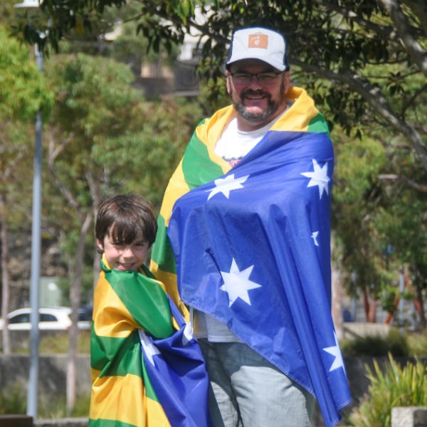 SouthernWattle's tweet photo. Southern Wattle fans of all ages unite behind their flag! 🌞📷🤜 #auspol https://t.co/4nElahijta