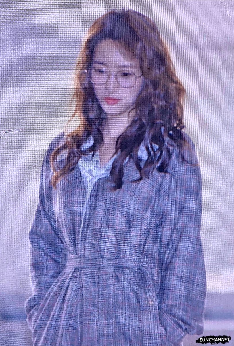 EunChanNet's tweet photo. 180324 #서울패션위크 #랭앤루 출퇴근 #은정 #함은정 안경선배 푸들 https://t.co/1jQkK4gees
