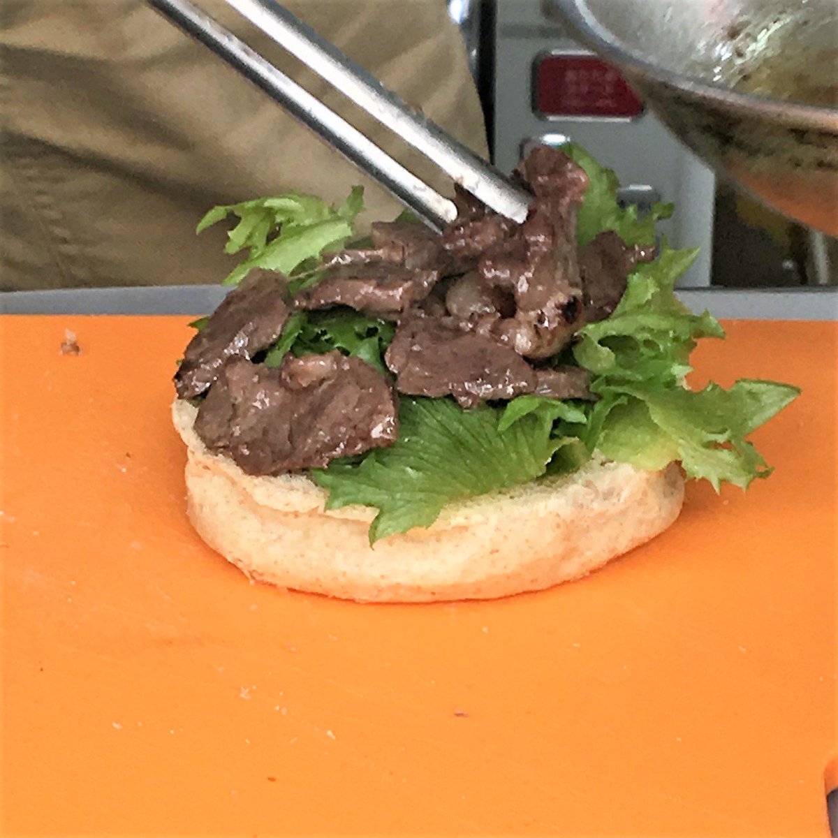 おすもう3 本昼ジビエ エゾ鹿肉のローストバーガー700円とエゾ鹿肉と豆煮込みバゲット付500円 芋もち100円 キッチンカーvenisonヴェニスン 道東出身鹿肉を知り尽くした松田充彦店主 以前は荒木町でdeer Kitchenやってらっしゃった方かな カジャ吉祥寺本店