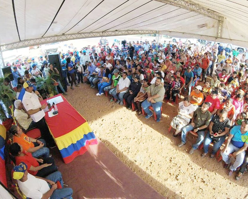 josemvasquez's tweet photo. La única forma de tener eficiencia y eficacia en los planes de inversión de todas las áreas como la vialidad es trabajando junto al pueblo, jamás debemos romper el vínculo, sigamos avanzando juntos por el Guárico que queremos

@NicolasMaduro

#EnCuerpoYAlmaPorGuarico https://t.co/bfTJ4dPfPP