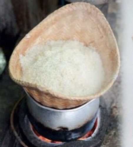 ฝรั่งถาม What is this? 
คนขายบอก This is หวด...
ฝรั่งได้ยินว่า hat เลยซื้อกลับไปต่างประเทศ 😝