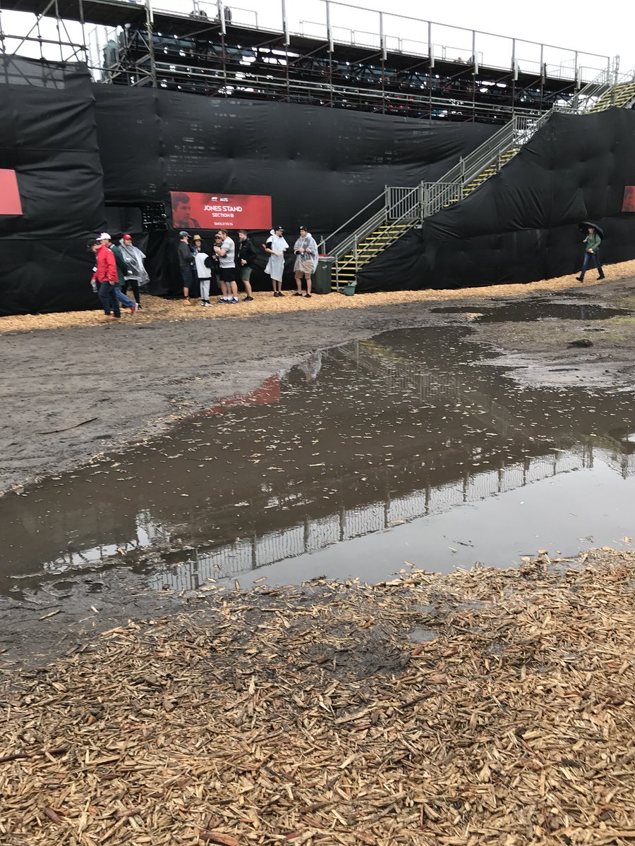 kristielee09's tweet image. #MelbourneGP ... paying top $$ for our tickets and look at our facilities