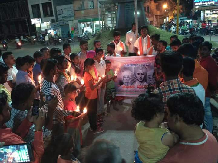 yuva_brigade's tweet photo. #BhagathForUnity
#Ilkal
Yuva Brigade volunteers organised Candle Light March in order to pay tribute to Bhagat Singh, Sukhdev and Rajguru on the occasion of #ShaheedDiwas at Ilkal of Bagalkot District yesterday. https://t.co/wYCeROzaHX