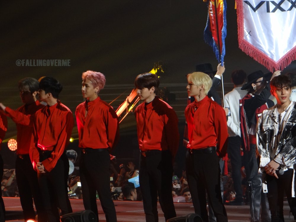 fallingoverme's tweet photo. no puedo creer que pude tomar fotos decentes de vixx y b.a.p #MusicBankinChile #VIXXinChile #BAPinChile https://t.co/MgCNASUbDG