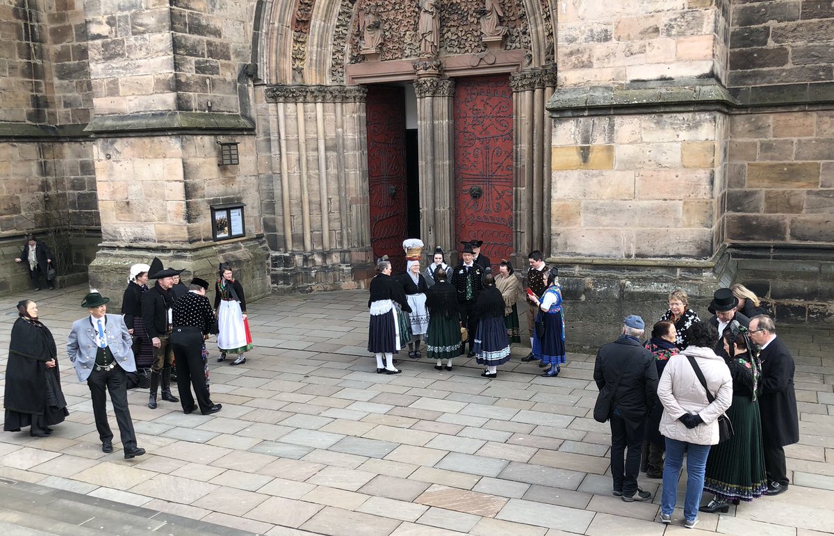 trachtenland's tweet photo. Deutscher Trachtentag -Heute beleben bunte Trachten aus ganz Deutschland das Stadtbild von Marburg. Hier beim Treffen vor der Elisabethkirche. https://t.co/NUy9dsmmUV
