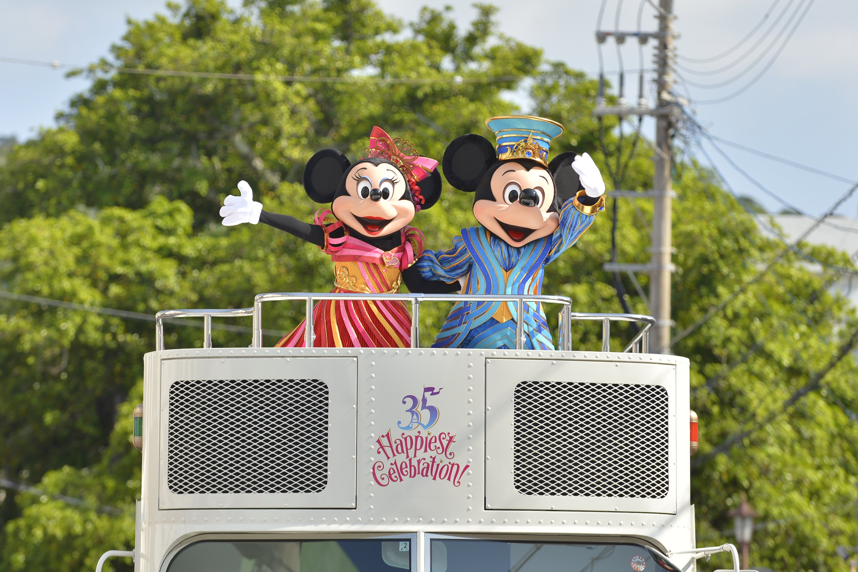 東京ディズニーリゾートpr 公式 ミッキーたちがやってきた 全国のみなさんへ35年間の感謝の気持ちをお伝えするために ディズニーの仲間たちが全国のお祭りに参加します その最初の訪問地となる沖縄県名護市 今日開催されたお祭りの様子をお