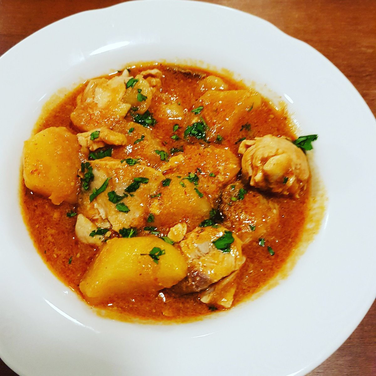 Ayer en la #BertsoTaberna nos fuimos de pesca, pillamos un bonito y decidimos hacer un #MARMITAKO. Hoy a salido un día del norte, frío y lluvioso, y para calentar cuerpos, almas y barrigas, qué mejor que este estofado de mar?? #tabernavasca #comerenBarcelona #foodporn #Gràcia