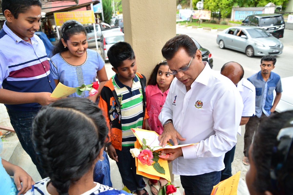 _Rathi_'s tweet photo. WOW...
Brighter Futures Tuition Center students welcomed Tan Sri @m_kayveas with roses and greeting cards. 
Those cards are cute and full of love!
#BN #myPPP #myP078 #PRU14 #UncleBond #CameronHighlands #MakeCameronNiceAgain #TeamKVS #Kayveas https://t.co/FLQvSkKMGD