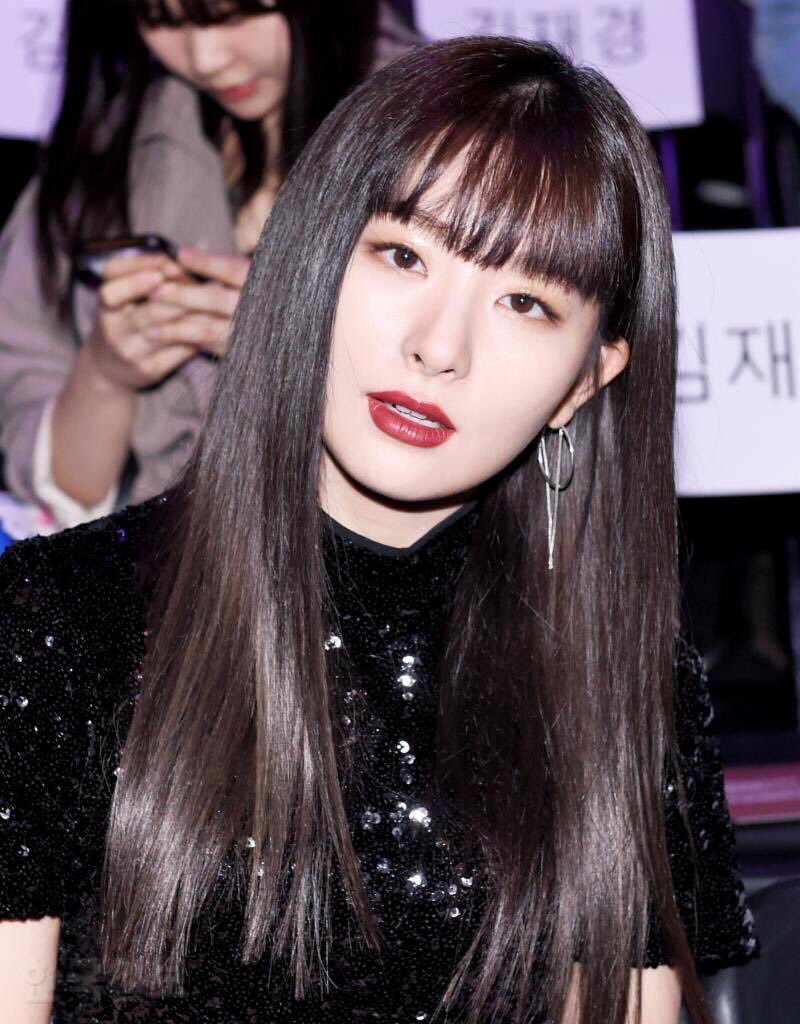 5REDVELVET's tweet photo. [PRESS] 180324 SEULGI at Seoul Fashion Week https://t.co/rapyGTEB7o
