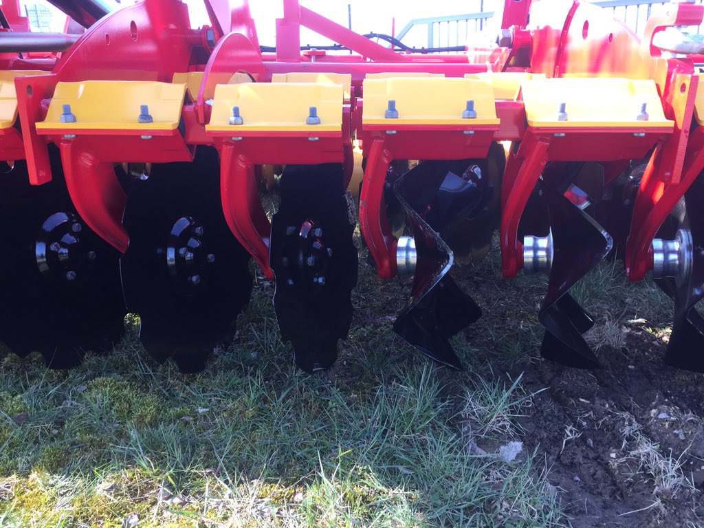 francoisdoisy's tweet photo. Venez découvrir ce jour notre nouveauté #crosscutterdisc chez notre partenaire @coopEMC2 ! Polyvalence, rentabilité et #agronomie !! https://t.co/IDdrwkVpE6
