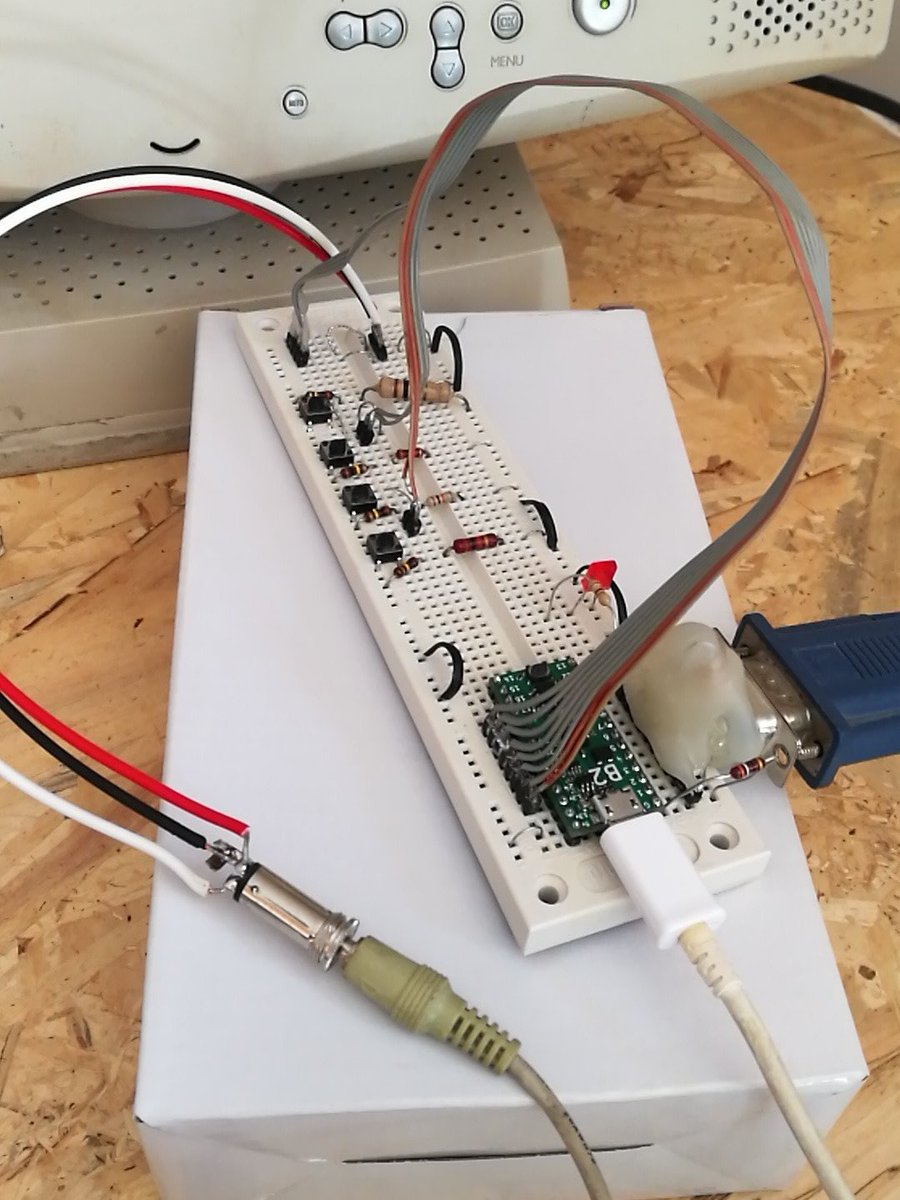 juanmard's tweet image. Mi pasión por reciclar me lleva a extender componentes de diferentes tamaños por toda la "protoboard", pero la #TinyFPGA de @TinyFPGA es tan pequeña que todo podría entrar en un tercio de su tamaño actual.