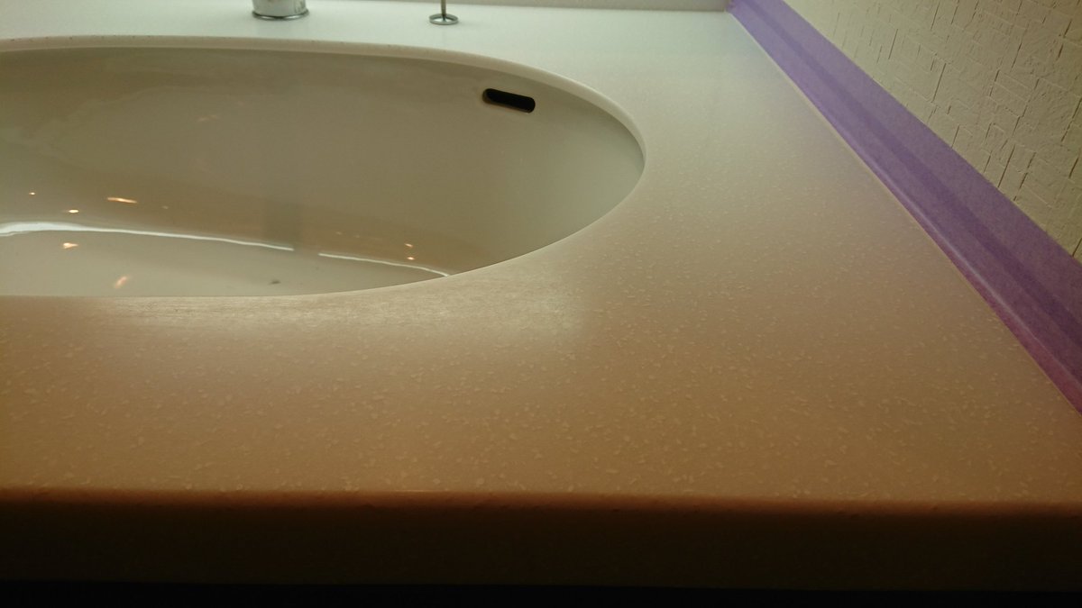 ライフサービス北海道株式会社 人工大理石の天板を研磨コートしました 艶が無く 汚れが目立っておりましたが艶が上がり コーティングで保護された為 防汚 防傷効果が高まりお手入れが楽になりました 天板は 約10年コーティング効果が期待出来ます