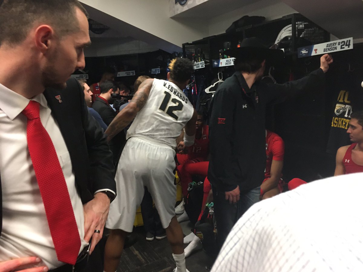 MarchMadnessMBB's tweet photo. All class from Vincent Edwards.

The Purdue guard stopped by the Texas Tech locker room to congratulate them on the historic win. #MarchMadness

(📷 - @thedangreene) https://t.co/84LDeVwUX6
