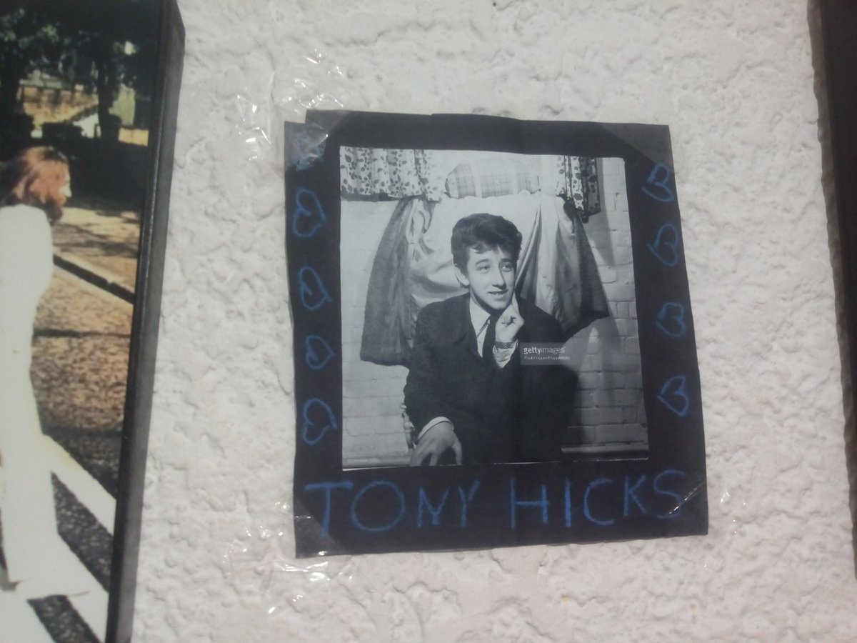 AnnaMccartney14's tweet photo. Fotos de Tony Hicks en mi pared y mi techo, es hermoso :3 #TonyHicks #TheHollies https://t.co/kqYdkEdSN6