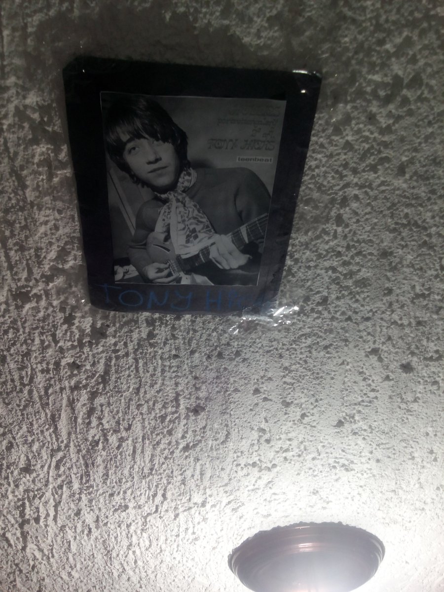 AnnaMccartney14's tweet photo. Fotos de Tony Hicks en mi pared y mi techo, es hermoso :3 #TonyHicks #TheHollies https://t.co/kqYdkEdSN6