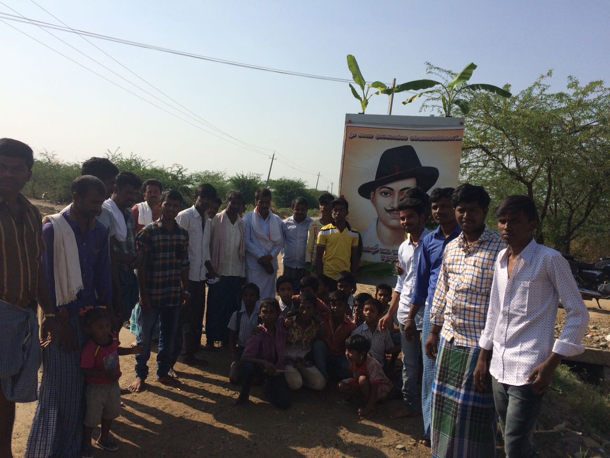 yuva_brigade's tweet photo. #BhagathForUnity
#Chitradurga
Yuva Brigade volunteers paid tribute to Bhagat Singh, Sukhdev and Rajguru on the occasion of #ShaheedDiwas at Chitradurga yesterday. https://t.co/1cfaMkeyjJ