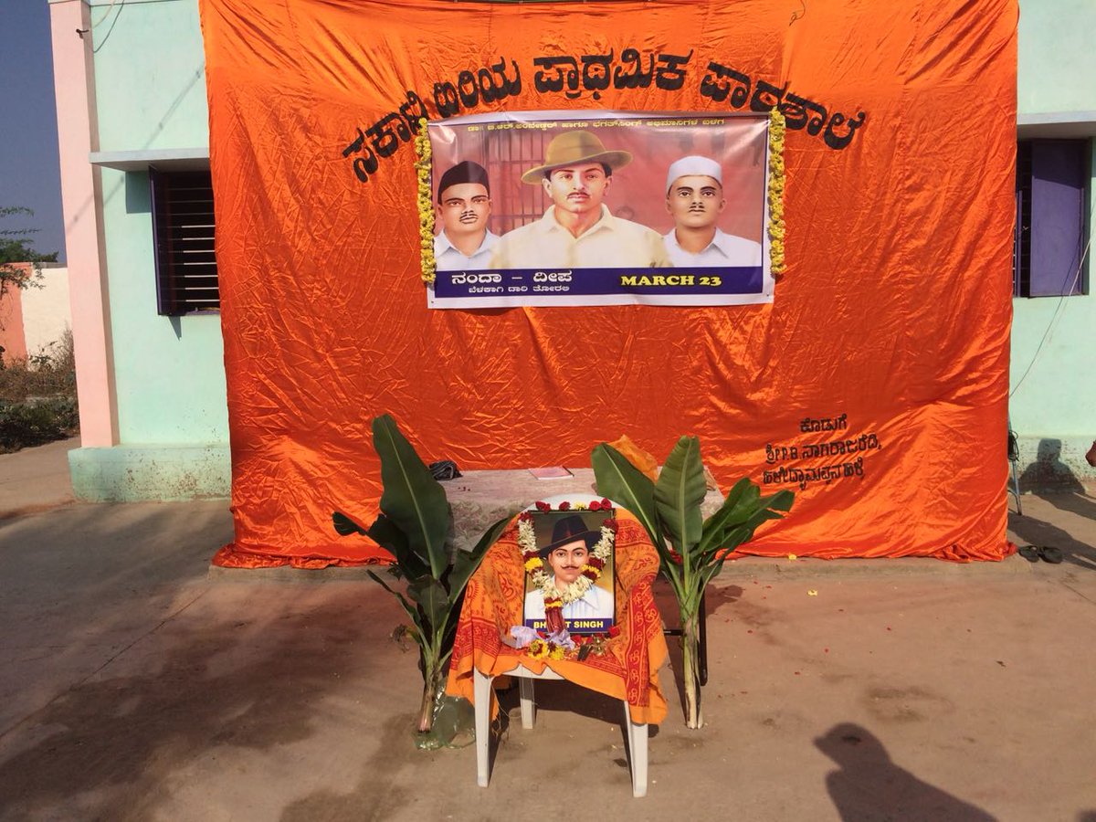 yuva_brigade's tweet photo. #BhagathForUnity
#Chitradurga
Yuva Brigade volunteers paid tribute to Bhagat Singh, Sukhdev and Rajguru on the occasion of #ShaheedDiwas at Chitradurga yesterday. https://t.co/1cfaMkeyjJ