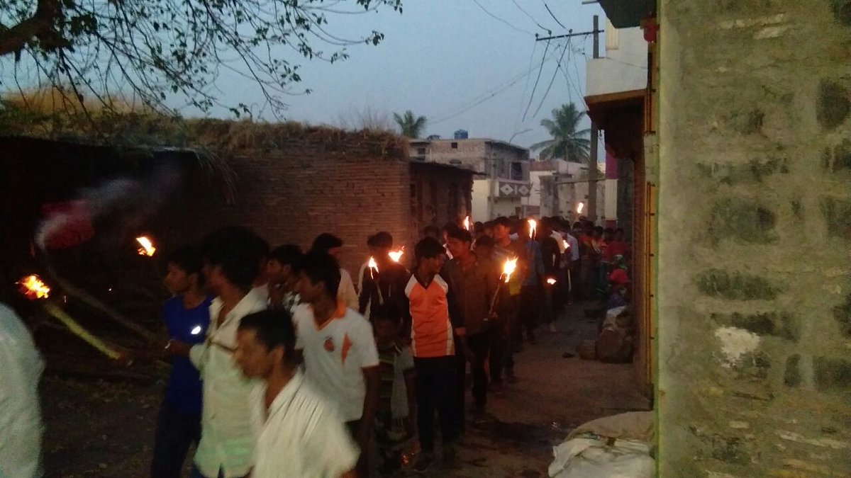 yuva_brigade's tweet photo. #BhagathForUnity
#Talikote
Yuva Brigade volunteers organised Torch Light March in order to pay tribute to Bhagat Singh, Sukhdev and Rajguru on the occasion of #ShaheedDiwas at Talikote of Vijayapura District yesterday. https://t.co/Ho2g4ipeRd
