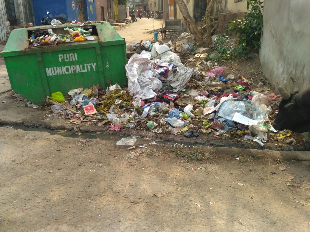 ArjunkantaDash's tweet photo. ପୁରୀ ପୌରସଂସ୍ଥା ଅଧିନସ୍ଥ 30 ନଂ ୱାର୍ଡର ପବିତ୍ର ଇନ୍ଦ୍ରଦ୍ୟୁମ୍ନ ପୋଖରୀ ପାଖରେ ଆଜକୁ ଅନେକ ଦିନ ହେବ ଅଳିଆ ଆବର୍ଜନା ସଫl କରାଯାଉ ନାହିଁ। ଡ଼ଷ୍ଟବିନ ମଧ୍ୟ ସଫା କରାଯାଉ ନାହିଁ, ଫଳରେ ପରିବେଶ ପ୍ରଦୂଷଣ ନିୟନ୍ତ୍ରଣ କରିବା ସମ୍ଭବ ହେଉନାହିଁ। ପୌରସଂସ୍ଥା ଧ୍ୟାନ ଦିଅନ୍ତୁ। @Puriulbeo @PuriDistrict @CMO_Odisha @HUDDeptOdisha https://t.co/XOsOrNzQG8