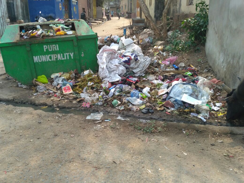 ArjunkantaDash's tweet photo. ପୁରୀ ପୌରସଂସ୍ଥା ଅଧିନସ୍ଥ 30 ନଂ ୱାର୍ଡର ପବିତ୍ର ଇନ୍ଦ୍ରଦ୍ୟୁମ୍ନ ପୋଖରୀ ପାଖରେ ଆଜକୁ ଅନେକ ଦିନ ହେବ ଅଳିଆ ଆବର୍ଜନା ସଫl କରାଯାଉ ନାହିଁ। ଡ଼ଷ୍ଟବିନ ମଧ୍ୟ ସଫା କରାଯାଉ ନାହିଁ, ଫଳରେ ପରିବେଶ ପ୍ରଦୂଷଣ ନିୟନ୍ତ୍ରଣ କରିବା ସମ୍ଭବ ହେଉନାହିଁ। ପୌରସଂସ୍ଥା ଧ୍ୟାନ ଦିଅନ୍ତୁ। @Puriulbeo @PuriDistrict @CMO_Odisha @HUDDeptOdisha https://t.co/XOsOrNzQG8