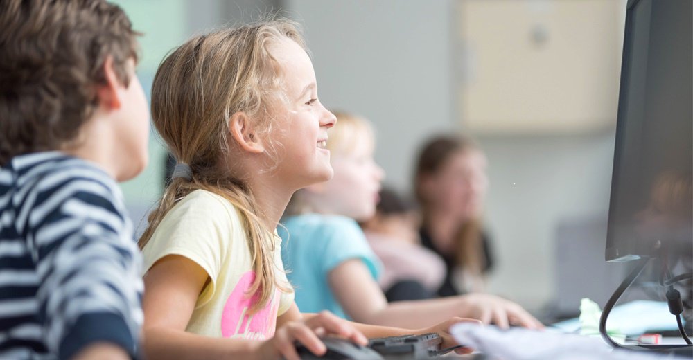 Kidsproofrdam's tweet photo. Wil je leren hoe je een #website of #game bouwt? En wil je op #kamp met andere kinderen die #technologie leuk vinden? Meld je dan aan voor een van de #Codekampen van @BOMBERBOT_NL in de mei- en #zomervakantie! ->  https://t.co/SWkQn9AUXu https://t.co/VFsKBnnfgI