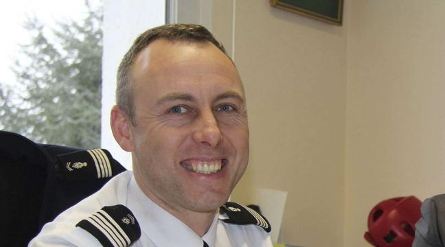 20Minutes's tweet photo. 🔴Le gendarme Arnaud Beltrame, qui s’est livré en échange des otages de #Trèbes est décédé https://t.co/CtO3RtxaSc https://t.co/0uwn01GuiC