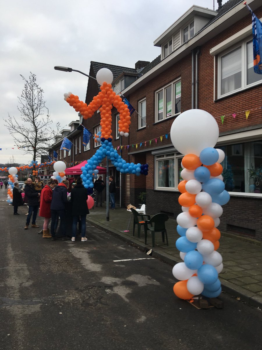 marKwienen's tweet photo. We zijn los #venloop2018 https://t.co/VyUd3Czg1M