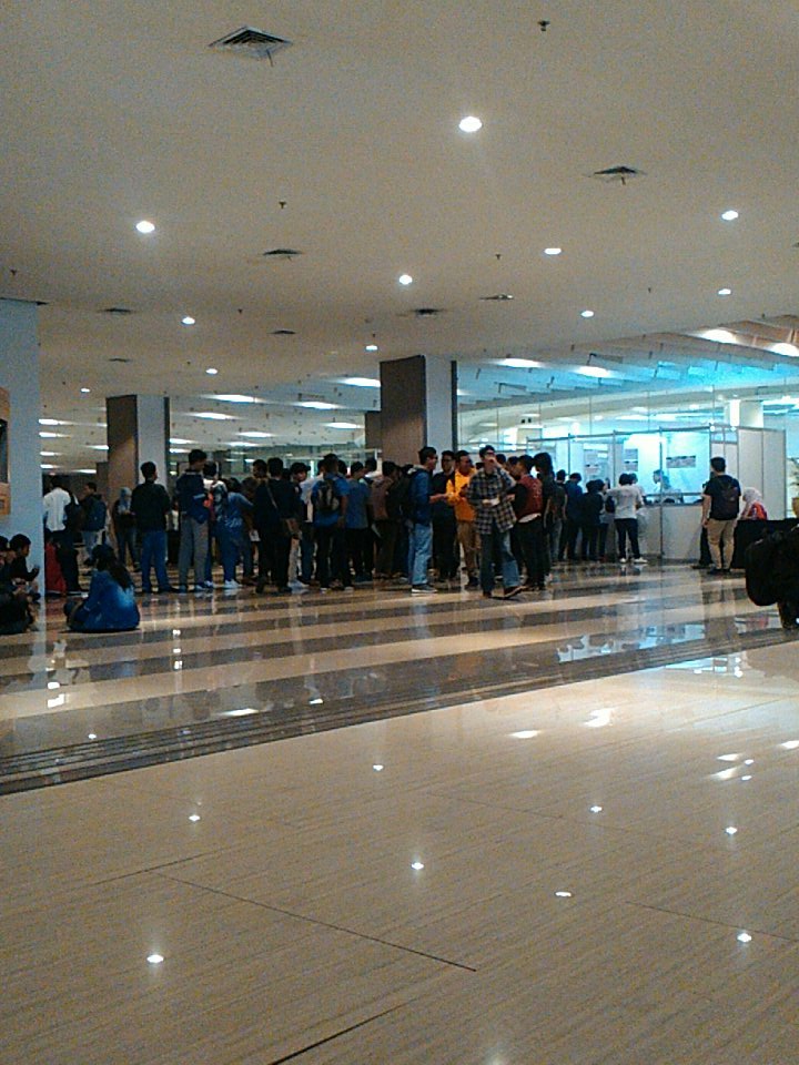 Gesrek_Club's tweet photo. Suasana antrian tuker tiket masih belum terlalu ramai #MelodyGraduationConcert https://t.co/sLFjocekxt
