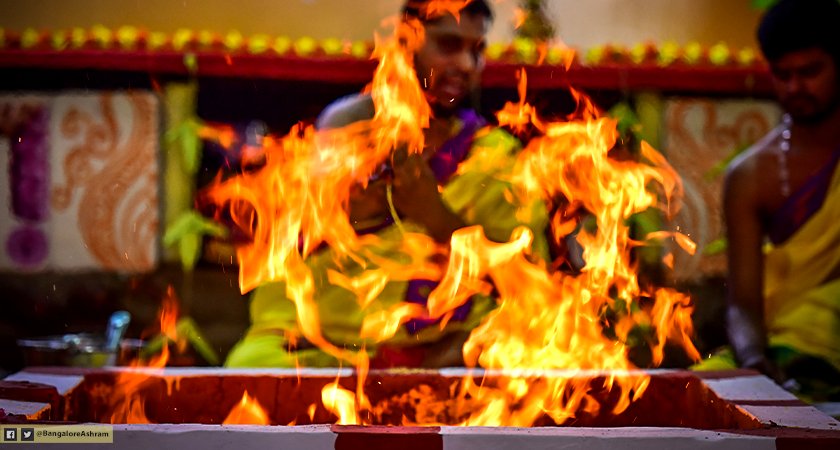 ArtofLivingIC's tweet photo. Yagnas are the ancient method of enriching the subtle, purifying the individual and the collective consciousness | #ChaitraNavratri2018 - Day 8 in presence of Gurudev @SriSri at the Center. https://t.co/AFjATGg1JH