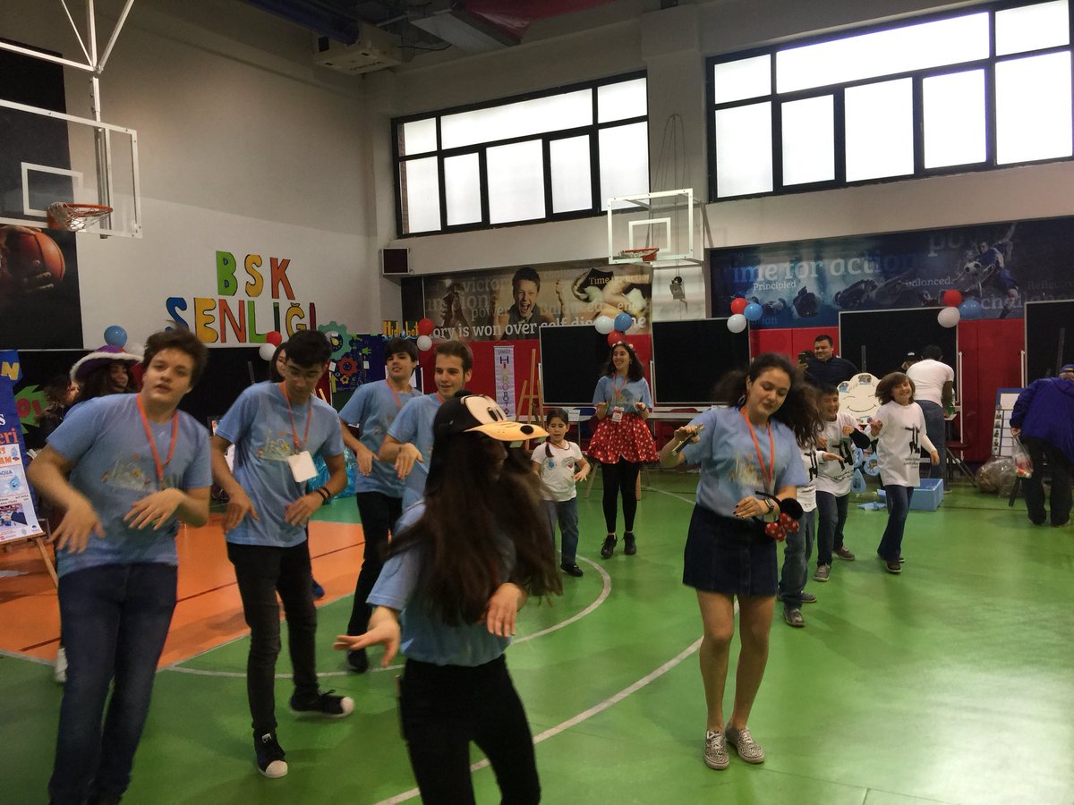 metinfer's tweet photo. 14 #JrFLL takımı projelerini paylaşmak, robotlarını sunmak ve özdegerlerini vurgulamak üzere tüm gün boyunca Bahçeşehir Çamlıca Kampüsündeyiz #FLL ruhunun onemli parcasi #eglenerek #ogrenmek Takımlar güne dans ederek hazırlanıyor 👍🏻 @bahcesehir_k12 #STEMgelecektir #bkegitek https://t.co/LUJGwp7DdQ