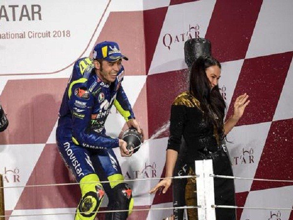 indoberitacom's tweet photo. Rossi Di Anggap Melecehkan Wanita Usai Pesta Kemenangan MotoGP Qatar 2018 https://t.co/nQ7pOBIgPm https://t.co/toHdcVgToy
