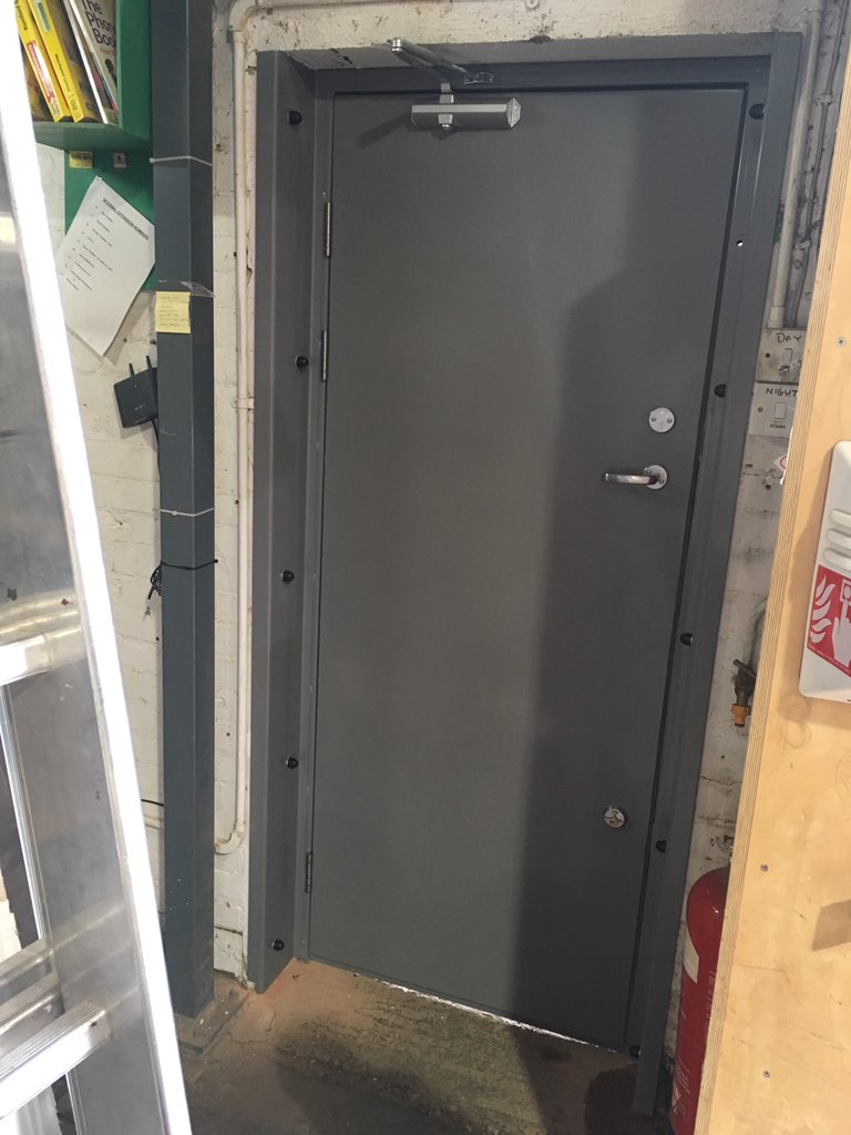 lrr_steelfab's tweet photo. A new entrance door fitted at @Supershopfit workshop #Security #steelfabrication #lrrayner https://t.co/K0bXC6PqpZ