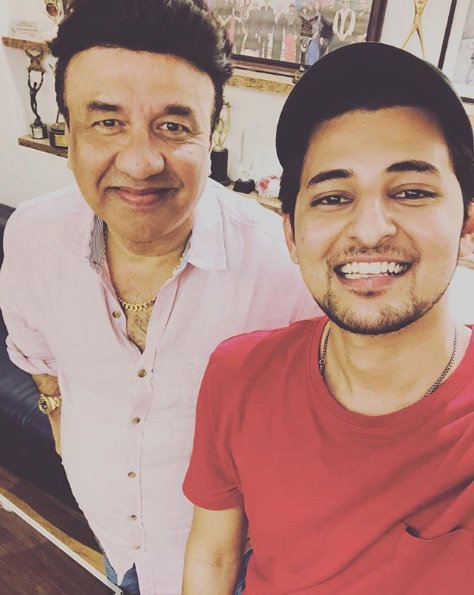 It's selfie time for <a href="/DarshanRavalDZ/">Darshan Raval 🏠💙</a> with <a href="/The_AnuMalik/">Anu Malik</a>! He posted this one on his IG sharing: "Such a pleasure meeting the legendary Anu Malik" We like the way Darshan is so grounded and humble...what say, #Darshaners?