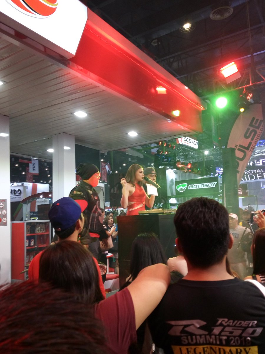 OfficialRastroR's tweet photo. Lady in red hosting for @phoenixfuels @whianwamos
#ComeAliveWithPhoenixPulse #ClubPhoenix https://t.co/RuOPU2JXr8