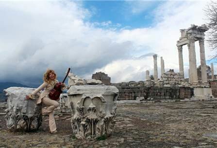 bergama2020's tweet image. Henüz 8 yaşındayken Ukrayna Devlet Televizyonuna çıkıp, 12 yaşında Kharkov Filarmoni Senfoni Orkestrası ile ilk gitar konçertosunu veren dünyaca ünlü gitarist Galina Vale, UNESCO Dünya Mirası Listesi’nde yer alan Bergama’ya hayran kaldı. #bergama #pergamon #galinavale #unesco