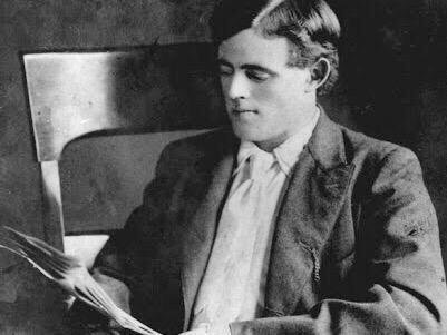 Öğrenilecek ve yapılacak o kadar çok şey var ki, yedi saat uyuyunca kendimi suçlu gibi hissediyorum... 

Jack London